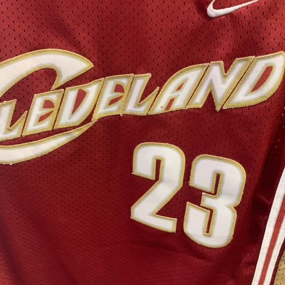 LeBron James vintage Cleveland jersey - Picture 4 of 4
